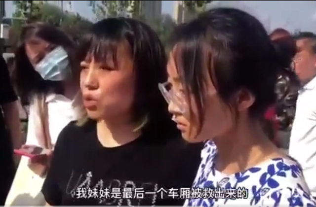 ▲ 지난 27일 정저우 지하철 5호선 사커우루역 앞에 나타난 생존 여성들. 둘은 자매라고 밝혔다. ⓒ'노우' 트위터 공유영상 캡쳐.