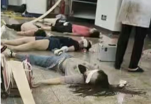 ▲ 중국 허난성 정저우 지하철 침수 참사 이후 승강장에서 발견된 시신들. ⓒ'계립건' 트위터 공유영상 캡쳐.