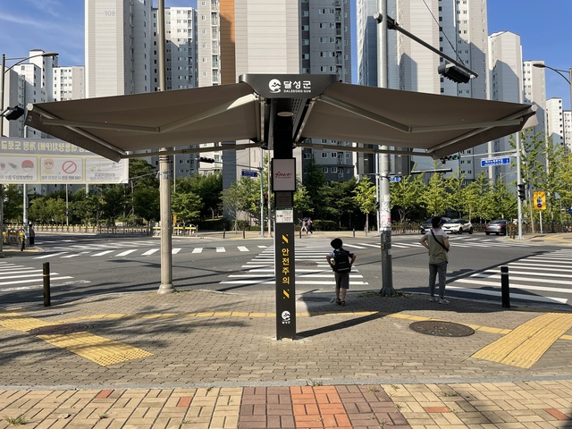 ▲ 달성군이 본격적인 여름철 폭염을 대비하여 군민들의 안전을 위해 관내 주요도로변에 스마트 그늘막 16개소를 설치하였다고 밝혔다.ⓒ달성군