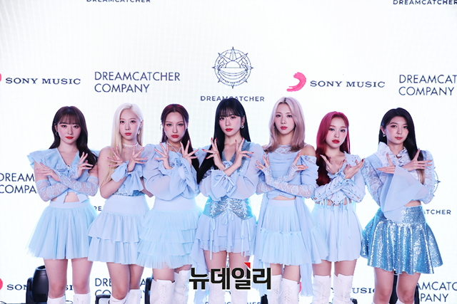 ▲ 걸그룹 드림캐쳐 멤버 수아(왼쪽부터), 한동, 시연, 지유, 유현, 가현, 다미가 30일 오후 온라인으로 진행된 스페셜 미니앨범 'Summer Holiday(서머 홀리데이)' 발매 컴백 쇼케이스에서 포토타임을 갖고 있다. ⓒ (사진=드림캐쳐컴퍼니)