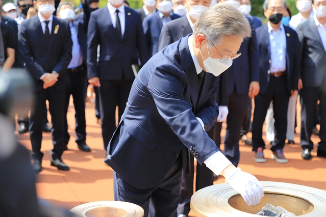 ▲ 이재명 지사는 30일 오전 2·28 민주의거 기념탑을 찾아 참배했다.ⓒ대구경북인터넷기자협회