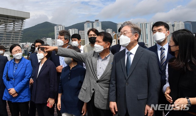 ▲ 더불어민주당 대선 주자인 이재명 경기도지사가 31일 부산 동구 부산항국제여객터미널을 방문, 북항재개발사업 현장을 둘러보고 있다. ⓒ뉴시스