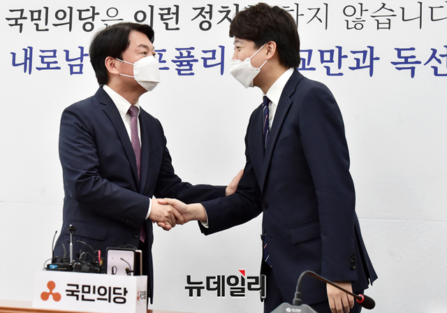 ▲ 이준석 국민의힘 대표가 지난 6월16일 오후 국회에서 안철수 국민의당 대표를 찾아 인사를 나누고 있다.ⓒ이종현 기자