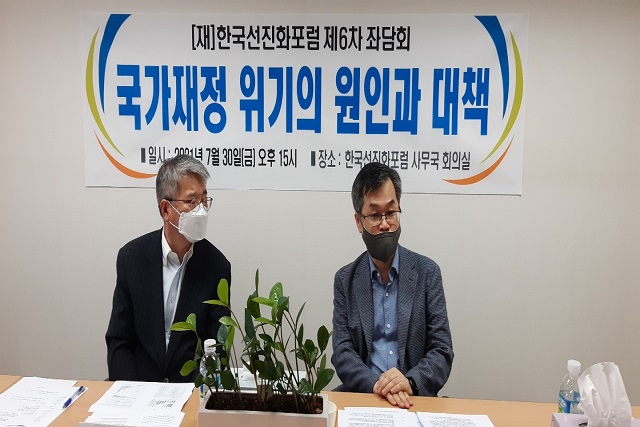 ▲ 한국선진화포럼 토론회의 김용하 교수와 박형수 K정책플랫폼 원장(오른쪽).ⓒ한국선진화포럼