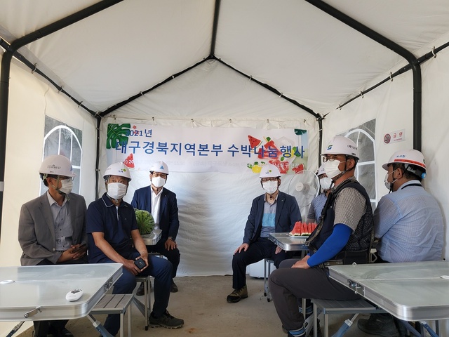▲ LH 대구경북지역본부장(본부장 서남진)은, 7월 28일 장기화된 폭염에 따라 건설근로자들의 안전사고를 예방하고 노고를 격려하기 위해 폭염대비 안전점검을 하고 수박나눔행사를 열었다.ⓒLH