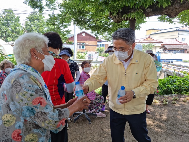 ▲ 강성조 경상북도 행정부지사는 지난달 31일 의성군 일원을 방문해 실내외 무더위쉼터, 선별진료소 등 폭염 관련 현장을 긴급 점검했다고 1일 밝혔다.ⓒ경북도