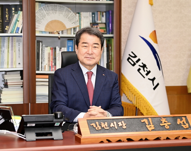 ▲ 김충섭 김천시장은 “악성가축 전염병 발생없는 청정김천을 위해 지속적인 대책을 강구할 것이며, 축산농가 소득증대 및 경쟁력을 제고하고 청정축산을 기반으로 한 미래축산 먹거리 마련에 최선의 노력을 다할 계획이다”라고 밝혔다.
ⓒ김천시