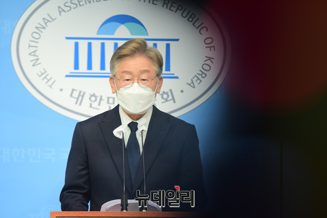 ▲ 이재명 경기도지사가 지난 22일  국회 소통관에서 기본소득 정책을 발표 하고 있다.ⓒ이종현 기자