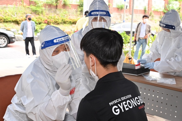 ▲ 경북교육청(교육감 임종식)은 학교로 찾아가는 코로나19 이동검체팀 PCR 선제검사가 지난 7월 29일 포항중앙여자고등학교를 마지막으로 좋은 반응으로 마무리했다고 밝혔다.ⓒ경북교육청