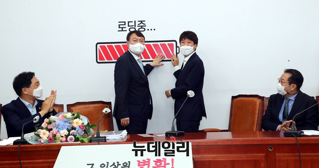 ▲ 이준석 국민의힘 대표가 2일 오전 국회에서 윤석열 대선 예비후보를 접견하고 기념사진을 촬영하고 있다.ⓒ이종현 기자