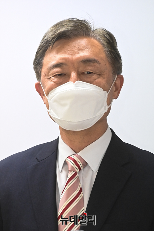 ▲ 최재형 국민의힘 대선 예비후보가 2일 오후 서울 여의도 대하빌딩에 마련된 열린캠프에서 '프레스룸 오픈 데이' 행사에 참석해 취재진들과 인사를 나누고 있다.ⓒ강민석 기자