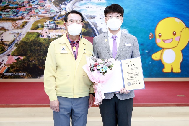 ▲ 왼쪽부터 전찬걸 군수, 일자리경제과 전종걸 팀장.ⓒ울진군