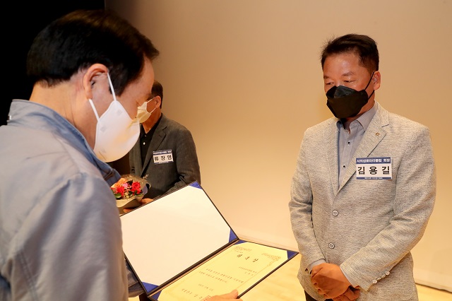 ▲ 김주수 군수가 통합신공항 이전지원 신규 위원들에게 위촉장을 수여하고 있다.ⓒ의성군