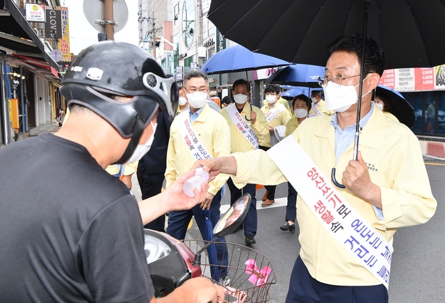 ▲ 이철우 도지사는 이날 양산을 쓰고 예천읍 곳곳의 주민들에게 시원한 생수를 나눠주며 도민들과 함께하는 ‘양심 양산쓰기’ 캠페인을 전개했다.ⓒ예천군