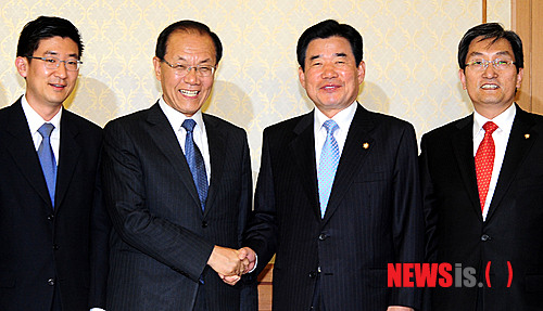 ▲ 2012년 5월2일 서울 여의도 국회 귀빈식당에서 만난 당시 황우여 새누리당 원내대표와 민주통합당 김진표 원내대표 회담. 왼쪽부터 새누리당 김세연 원내수석부대표, 황우여 원내대표, 민주통합당 김진표 원내대표, 노영민 원내수석부대표. ⓒ뉴시스