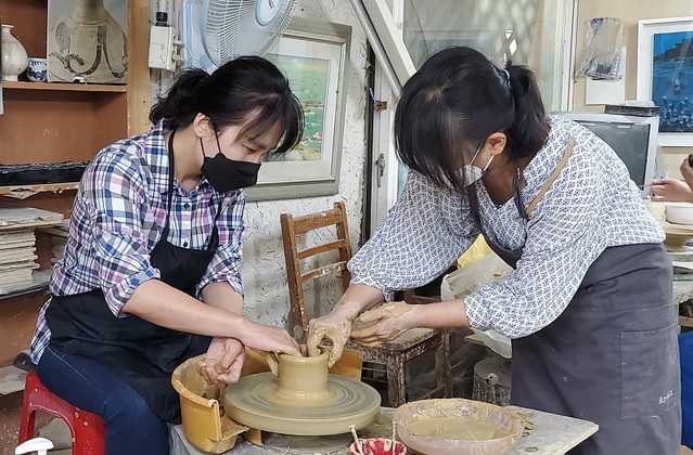 ▲ 교원들이 도자기 만들기 체험을 하고 있다.ⓒ세종교육청
