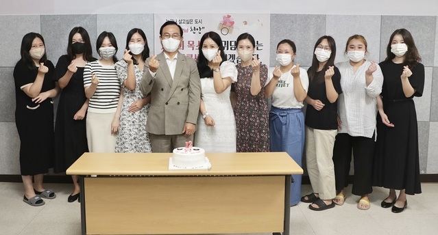 ▲ 박상돈 천안시장이 3일 민원콜센터 개소 12주년을 맞아 상담사들과 간담회를 가진 뒤 기념촬영을 하고 있다.ⓒ천안시