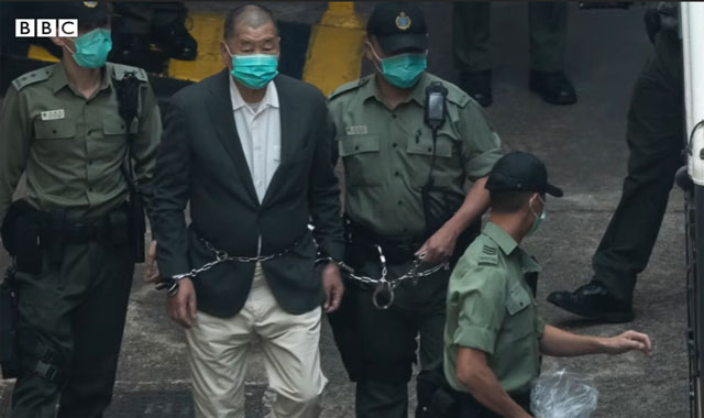 ▲ 의류 브랜드 '지오다노' 창업자이자 '빈과일보' 사주인 지미 라이가 홍콩 당국에 끌려 재판을 받으러 가는 모습. ⓒ영국 BBC 지난 4월 인터뷰 영상 캡쳐.