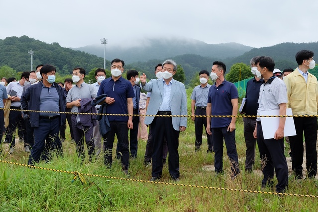 ▲ 고령군(군수 곽용환)은 지난 2일 아침, 생활체육공원 인근 회천변, 가동보 건설공사장 앞에서 현장 간부회의를 실시했다.ⓒ고령군