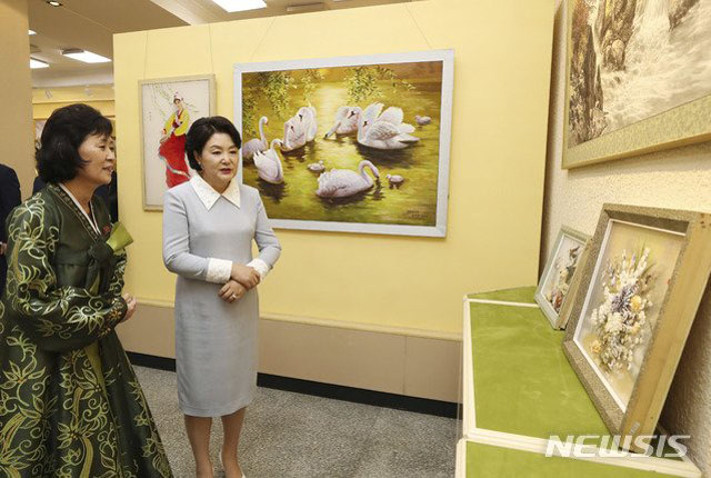 ▲ 2018년 9월 평양 방문 당시 만수대창작사를 찾아 설명을 듣고 있는 영부인 김정숙 여사. ⓒ뉴시스. 무단전재 및 재배포 금지.