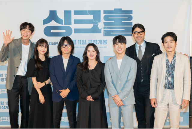 ▲ 지난 2일 서울 용산 아이파크몰 CGV에서 열린 영화 '싱크홀' 기자간담회에 참석한 출연진(좌측부터 이광수, 김혜준, 김지훈 감독, 권소현, 남다름, 차승원, 김성균)이 포토타임을 갖고 있다. ⓒ쇼박스