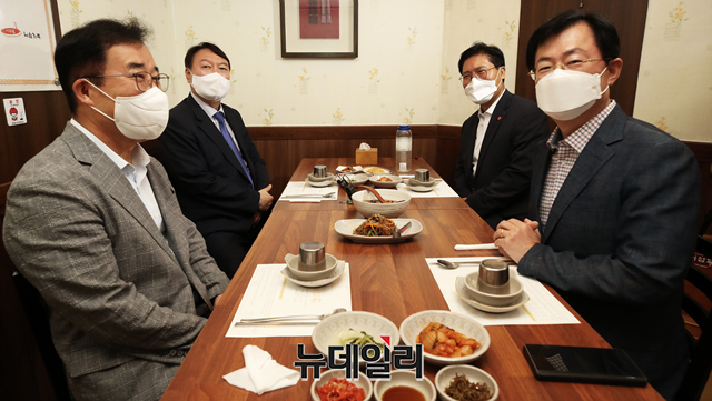 ▲ 윤석열 국민의힘 대선 예비후보가 3일 오전 서울 여의도의 한 식당에서 국민의힘 박성중, 이만희, 송석준 의원을 만나 오찬 간담회를 갖고 있다.ⓒ강민석 기자