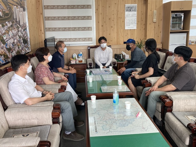 ▲ 칠곡군지역사회보장협의체 최충원 민간위원장은 지난 2일 관내 8개 읍면을 순회하며 각 읍면지역사회보장협의체의 공공·민간위원장 및 위원과 간담회를 가졌다.ⓒ칠곡군