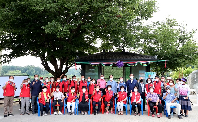 ▲ 단북면 성암 1리 주민들이 직접 운영하는 마을카페 오픈식 및 마을복지계획 주민선포식을 갖고 기념촬영을 하고 있다.ⓒ의성군