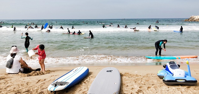 ▲ 포항에서 관광들이 서핑을 즐기고 모습.ⓒ경북관광공사