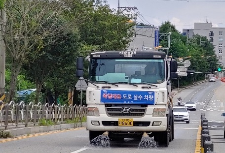 논산시가 투입한 살수차가 도심에서 도로에 물을 뿌리고 있다.ⓒ논산시