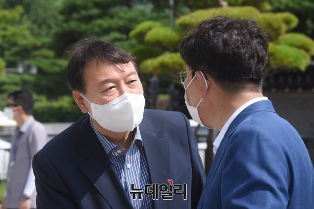 ▲ 윤석열 국민의힘 대선 주자가 4일 오전 서울 종로구 청와대 분수대 앞에서 '드루킹 댓글 조작 사건'과 관련해 문재인 대통령의 사과를 촉구하며 릴레이 1인 시위를 하고 있는 권성동 의원을 만나 대화를 나누고 있다.ⓒ강민석 기자