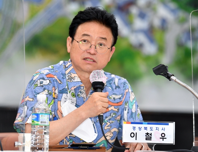 ▲ 이철우 지사는 “농산물 유통 분야도 4차 산업혁명시대를 대비해 전분야에 디지털화를 준비해야 한다. 혁신적인 아이디어와 끊임없는 연구개발이 필요하다”며, “경북도는 연구기관 및 대학 등과 원팀으로 협력해 농사 잘 짓고, 좋은 상품을 만들면 판로 걱정 없는 유통 혁신에 최선을 다할 것”이라고 말했다.ⓒ경북도