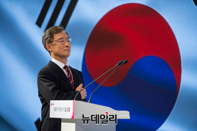 ▲ 최재형 국민의힘 대선 예비후보가 4일 오후 경기도 파주 미라클스튜디오에서 열린 대선 출마선언에 앞서 국민의례를 하고 있다.ⓒ이종현 기자(사진=최재형 캠프)