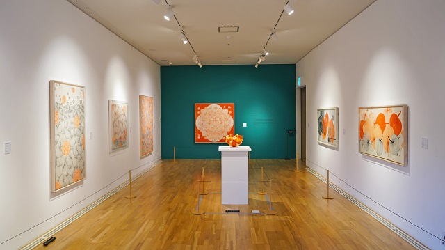 ▲ 솔거미술관 한국화 특별전 ‘산모롱이 느린 선 하나’ 전시 중 이애리 작가의 작품이 전시된 제 3전시관 전경.ⓒ경주엑스포