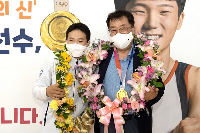 ▲ 이상천 제천시장이 지난 4일 시청에서 열린 도쿄 올림픽 남자체조(도마)에서 금메달을 딴 신재환 선수와 기념촬영을 하고 있다.ⓒ제천시