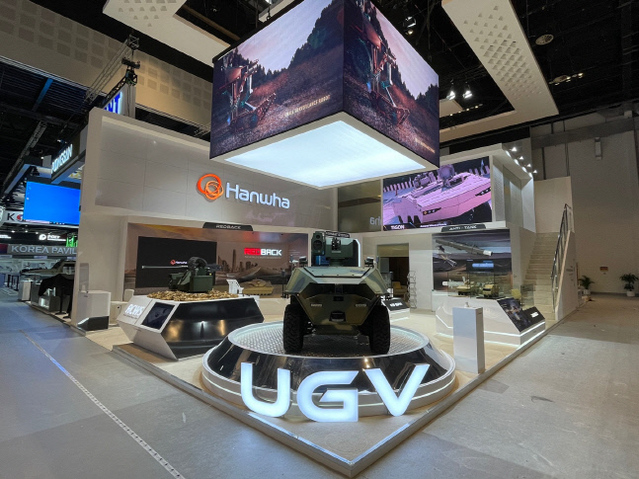 ▲ 한화디펜스, 한화시스템, 한화 등 한화그룹 방산계열 3사가 지난 2월 아랍에미리트(UAE) 수도 아부다비에서 열리는 중동 최대 방산 전시회 'IDEX 2021'에 참가했다.