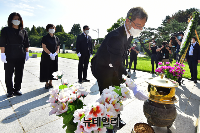 ▲ 국민의힘 대선 예비후보로 첫 공식일정을 시작한 최재형 예비후보가 5일 오전 서울 동작구 국립현충원 학도의용군 무명용사탑을 참배하고 있다. 
ⓒ강민석 기자