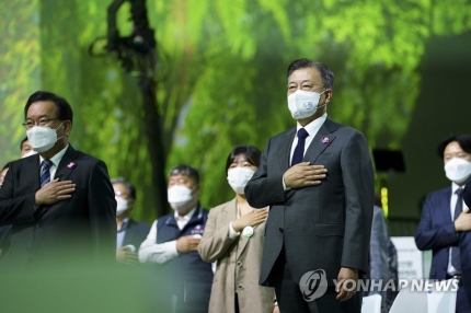 ▲ 문재인 대통령이 지난 5월 서울 동대문디자인플라자에서 열린 '2050 탄소중립위원회 출범식'에 참석, 국기에 경례하고 있다.ⓒ연합뉴스