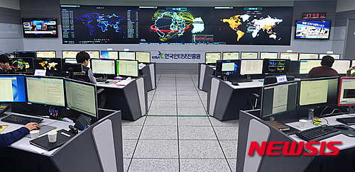 ▲ 서울 송파구 한국인터넷진흥원(KISA)인터넷침해대응센터 종합상활실에서 관계자들이 국내 웹사이트에 대한 분산서비스거부(디도스)공격 현황 및 악성코드 유입 현황을 파악하고 있다. ⓒ뉴시스