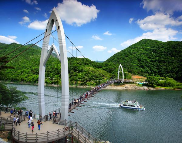 ▲ 산막이옛길 연하협구름다리.ⓒ괴산군