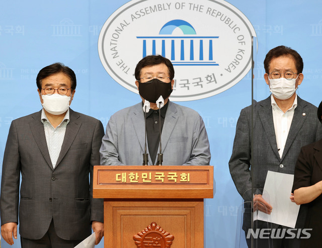 ▲ 더불어민주당 설훈(가운데), 이병훈(왼쪽), 유기홍 의원이 5일 서울 여의도 국회 소통관에서 한미연합군사훈련 조건부 연기 촉구 기자회견을 하고 있다. ⓒ뉴시스