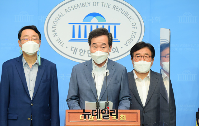 ▲ 더불어민주당 대선 경선 후보 이낙연 전 대표가 지난 4일 서울 여의도 국회 소통관에서 기자회견을 열고 서울공항 이전, 공항 부지에 스마트 신도시 건설 정책 공약을 발표하고 있다. ⓒ이종현 기자