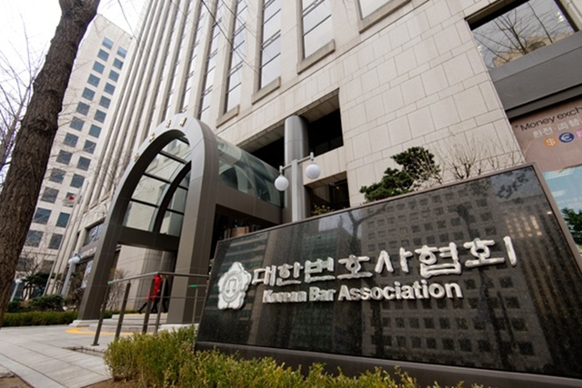 ▲ 대한변호사협회(변협)가 '로톡' 등 온라인 법률플랫폼에 가입한 변호사들을 징계하기 위한 조사를 5일 시작했다. 사진은 서울 강남구에 위치한 대한변협회관 입구. ⓒ뉴시스