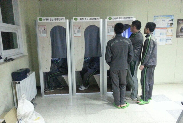 ▲ KT 공중전화가 철수한 뒤 각급 부대에 설치된 영상공중전화를 이용하는 병사들. ⓒ영상공중전화 업체 공개사진.