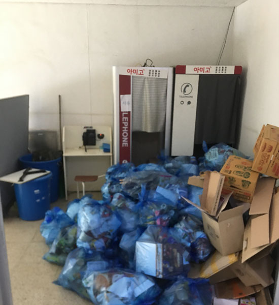 ▲ 영상공중전화 업체가 지난 7월 제공한 사진. 병사들의 휴대전화 사용을 허용한 뒤 영상공중전화 부스는 쓰레기통처럼 변했다. ⓒ영상공중전화 유지보수 기사 촬영사진.