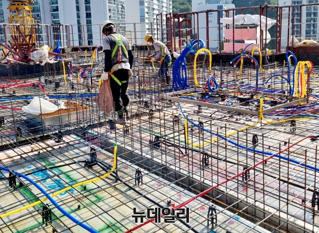 ▲ 야외에서 근무 중인 건설 근로자들. ⓒ이태준 기자