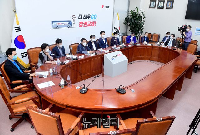 ▲ 이준석 국민의힘 대표가 5일 오후 국회에서 열린 국민의힘 제20대 대통령선거 경선 예비후보 전체회의에서 모두발언을 하고 있다. 

이날 회의에는 이준석 대표와 서병수 경선준비위원장을 비롯한 김태호, 안상수, 원희룡, 유승민, 윤희숙, 장기표, 장성민, 하태경, 황교안 예비후보가 참석했다.ⓒ이종현 기자