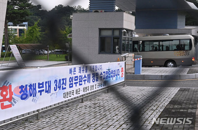 ▲ 귀국 후 생활치료센터에 입소하는 청해부대 34진 장병들. 방역당국은 4일과 5일 이들이 대부분 퇴원한 뒤에야 