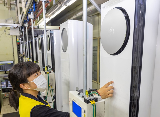 ▲ 지난달 23일 LG전자 직원들이 경남 창원시에 있는 에어컨 생산라인에서 2021년형 신제품인 휘센 타워 에어컨을 생산하고 있는 모습. ⓒLG전자