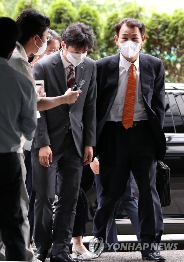 ▲ 정은보 신임 금융감독원장이 6일 오전 서울 여의도 금융감독원으로 출근하고 있다.ⓒ연합뉴스